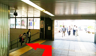 津田沼宝ジェンヌまでの道順。津田沼駅北口を出ましたら、左手階段を降りてください。